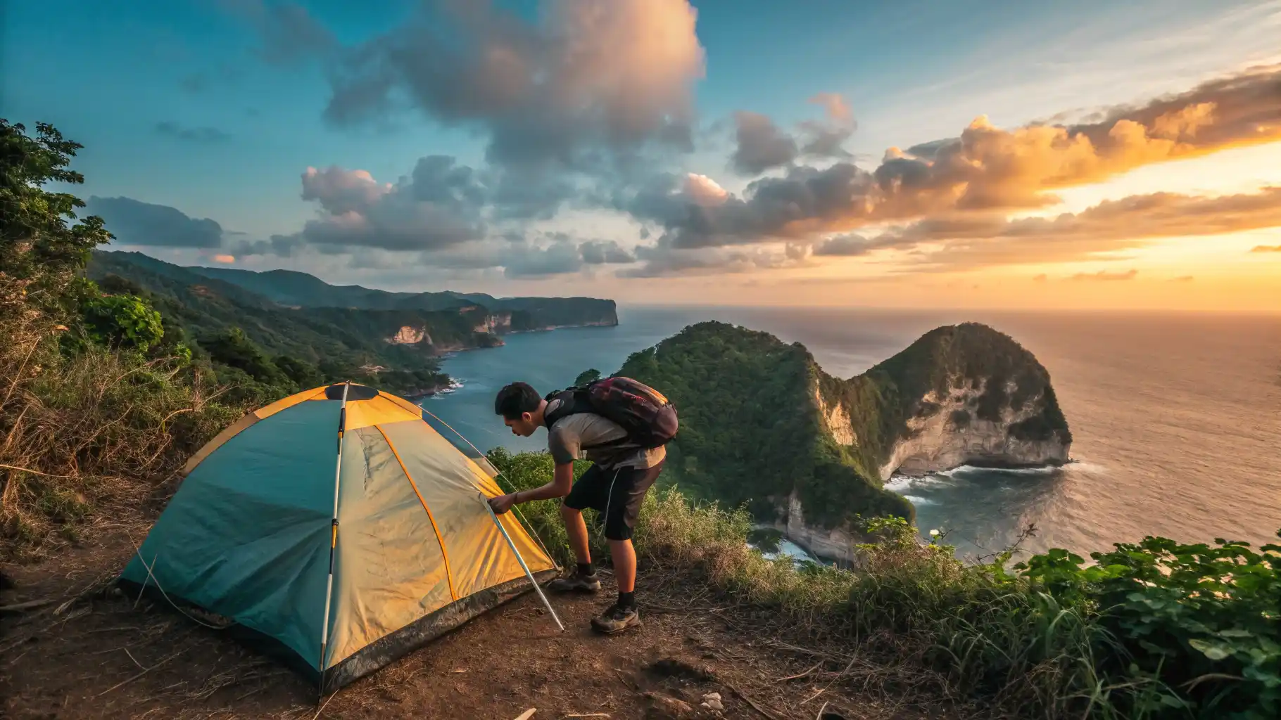 Traveler memasang tenda camping di Nusa Penida